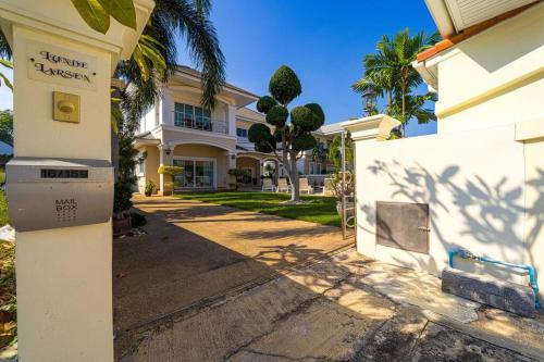 luxurious 5 bed private pool villa pv5