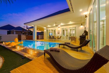 private modern 3 bedroom pool villa av1