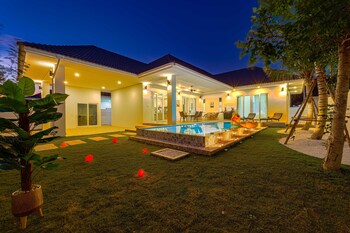 private modern 3 bedroom pool villa av1