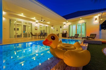 private modern 3 bedroom pool villa av1
