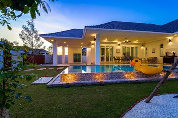 private modern 3 bedroom pool villa av1