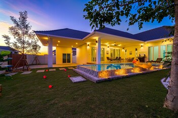 private modern 3 bedroom pool villa av1