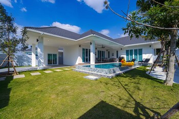 private modern 3 bedroom pool villa av1