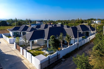private modern 3 bedroom pool villa av1