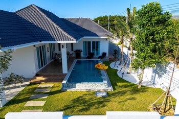 private modern 3 bedroom pool villa av1