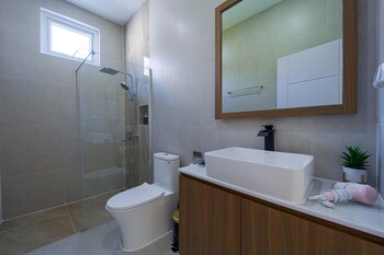 private modern 3 bedroom pool villa av1