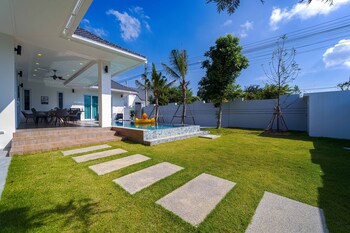 private modern 3 bedroom pool villa av1