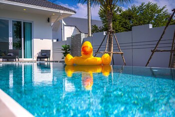 private modern 3 bedroom pool villa av1