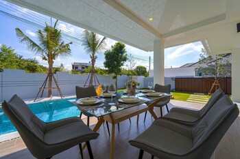 private modern 3 bedroom pool villa av1