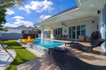 private modern 3 bedroom pool villa av1