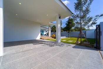 private modern 3 bedroom pool villa av1