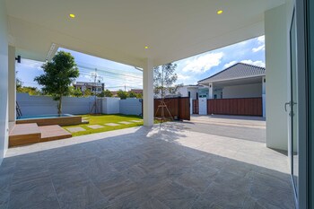 private modern 3 bedroom pool villa av1