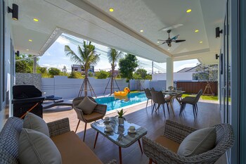 private modern 3 bedroom pool villa av1
