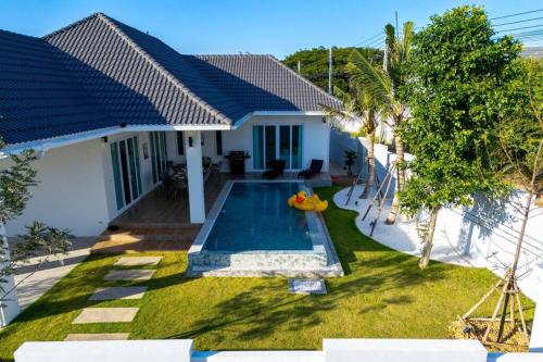 private modern 3 bedroom pool villa av1