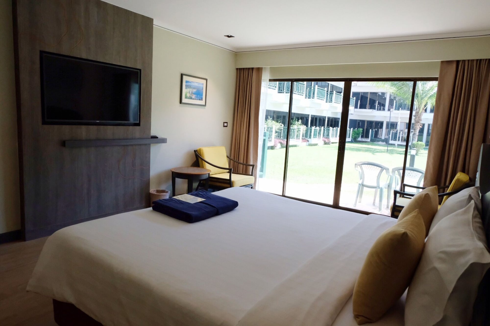 amora beach resort phuket