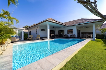 modern 3 bedroom private pool villa ml7