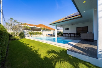 modern 3 bedroom private pool villa ml7
