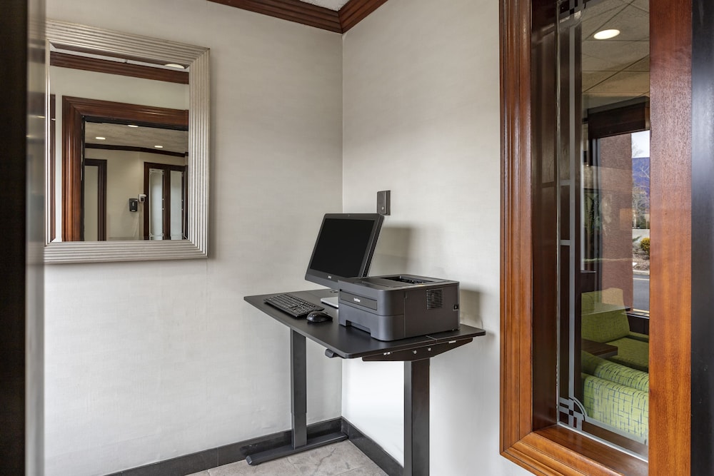 Comfort Inn Paramus - Hackensack,Near Westfield Garden State Plaza,3 star