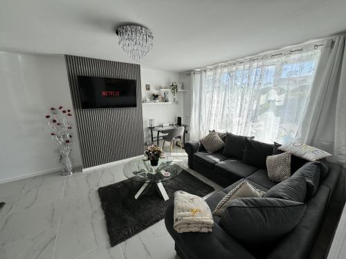 Modern 3-Bed Hideaway Near Westgate With Parking,,2 star