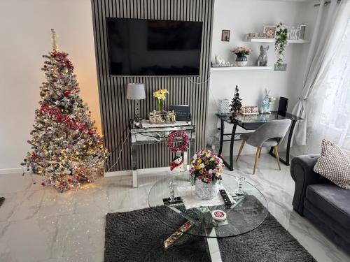 Modern 3-Bed Hideaway Near Westgate With Parking,,2 star