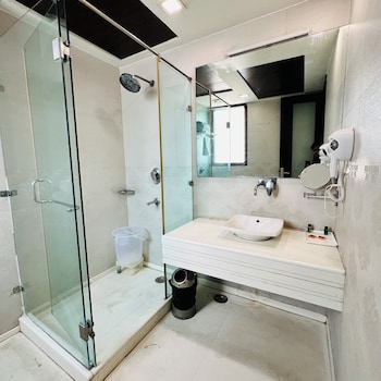 hotel lavish in rajouri garden