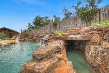 West End Lodge Resort Style Pool!,2037 W Us Hwy 290,3 star