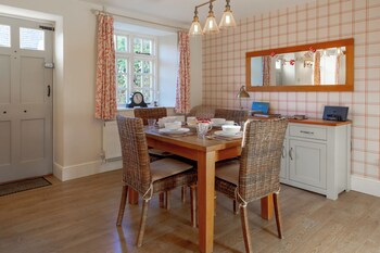 Jasmine Cottage-2Bd In Heart Of Bourton,,3 star