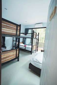 Boom Hostel Khao Sok,,2 star