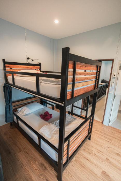 boom hostel khao sok