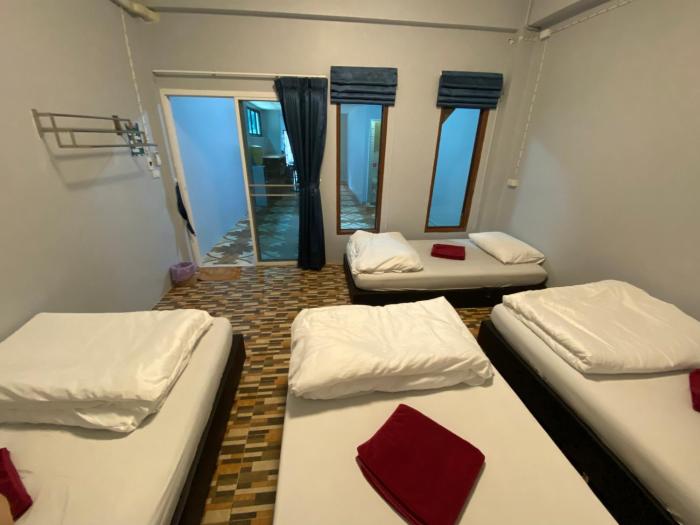 boom hostel khao sok