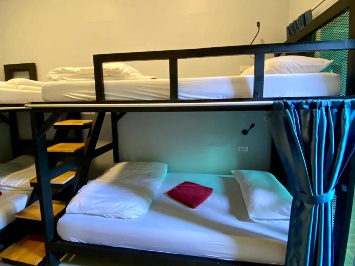 boom hostel khao sok