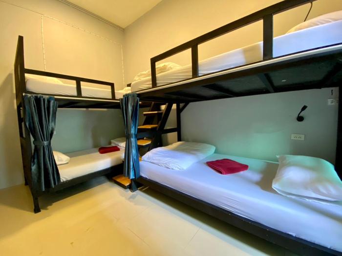 boom hostel khao sok