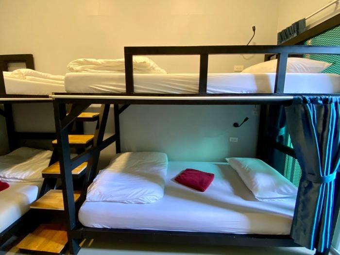 boom hostel khao sok