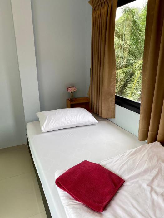 boom hostel khao sok