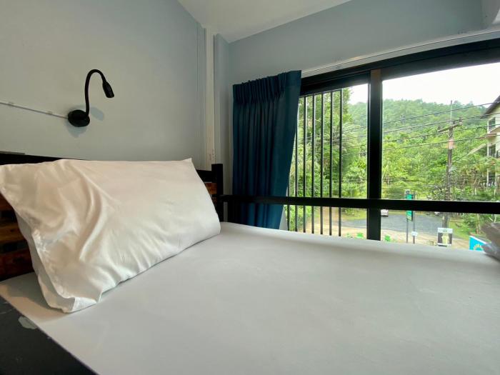 boom hostel khao sok