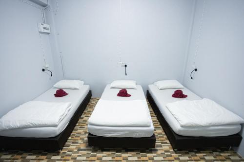 boom hostel khao sok