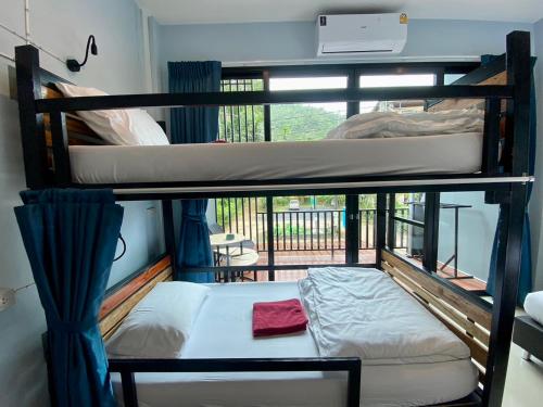boom hostel khao sok
