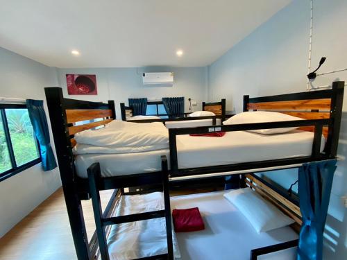 boom hostel khao sok