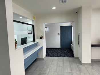 Lakeside Inn & Suites,,2 star