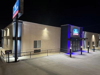 Lakeside Inn & Suites,,2 star