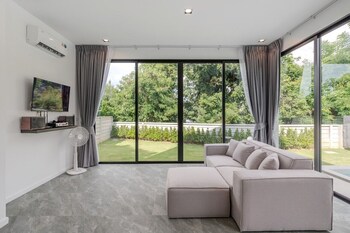 gina poolvilla89 pattaya bangsaray beach