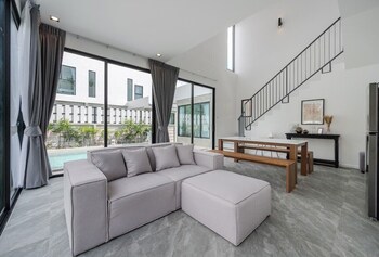 gina poolvilla89 pattaya bangsaray beach