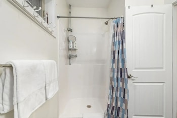 Overlooking Shoreline 2Bdr Chalet 18396,18396 Alma Rd,3 star