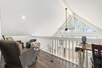 Overlooking Shoreline 2Bdr Chalet 18396,18396 Alma Rd,3 star