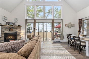 Overlooking Shoreline 2Bdr Chalet 18396,18396 Alma Rd,3 star