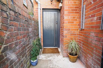 Sgwar-Boutique Rooms,,2 star