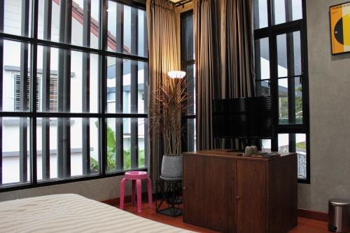 the melatonin hostel