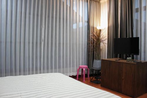 the melatonin hostel