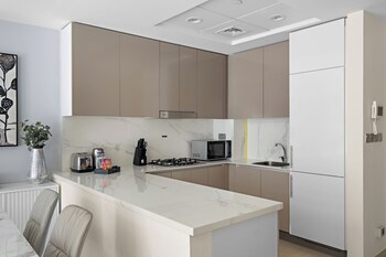 1br azizi riviera b7 pool view