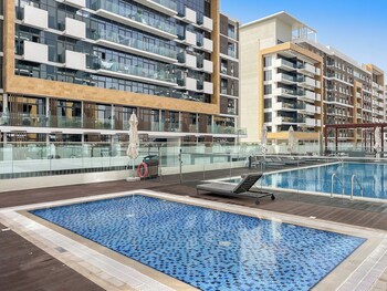1br azizi riviera b7 pool view